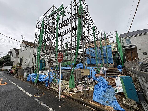 建築中の建物と周囲の道路