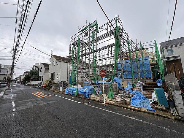 建築中の建物と前面道路の様子