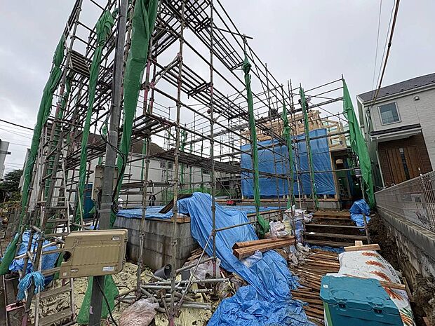 建築中の建物と足場、資材が見える外観