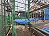 外観：建築中の建物と資材が見える現場