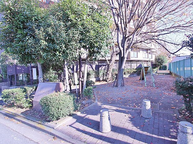 伊勢山公園 距離約650m
