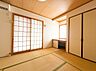 和室：畳敷きの和室障子窓と押入れを備える