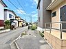 駐車場：住宅街の道路と建物外観