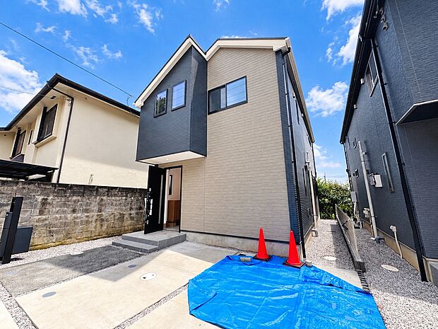 戸建て住宅の外観と駐車スペース