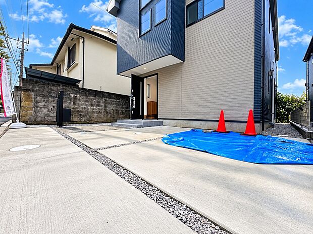 住宅の外観と前面道路、駐車スペース