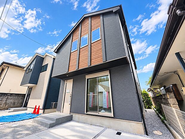 黒と白の外壁が特徴的な2階建て住宅