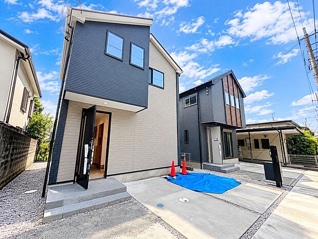 青空の下に建つ住宅の外観