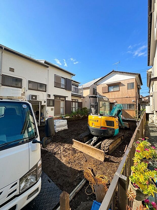 住宅街に面した建築中の建物と前面道路