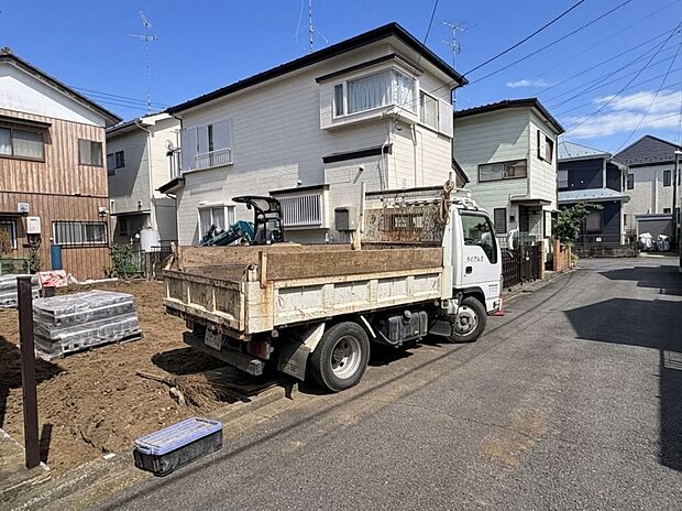 住宅街にある戸建て住宅の外観と前面道路
