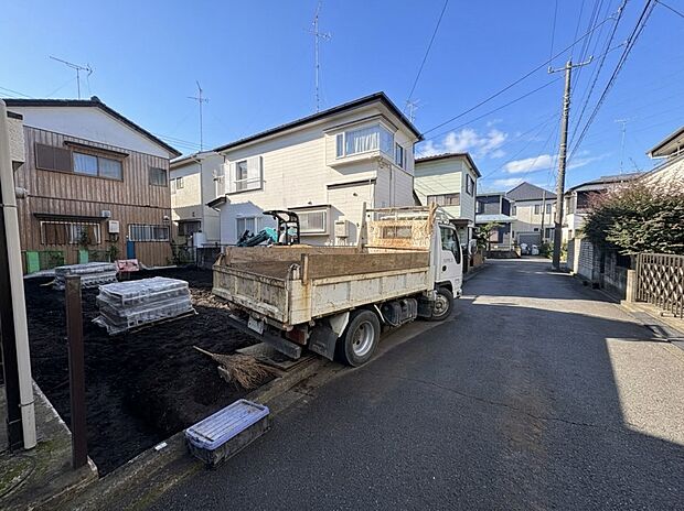 住宅街の道路と戸建て住宅の外観
