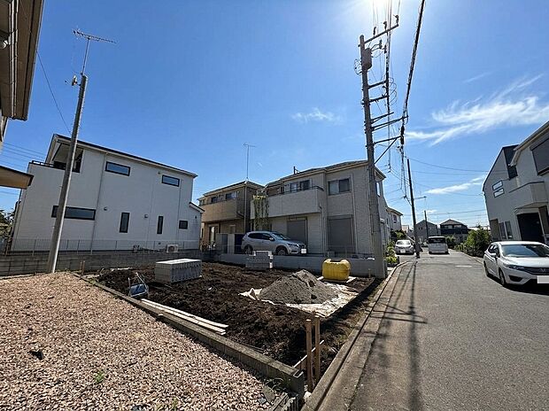 住宅街に位置する戸建て住宅と前面道路