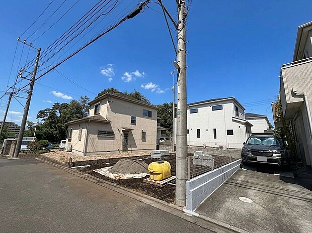 道路に面した戸建て住宅の外観