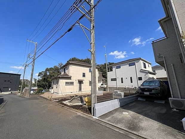 住宅街に建つ戸建てと前面道路