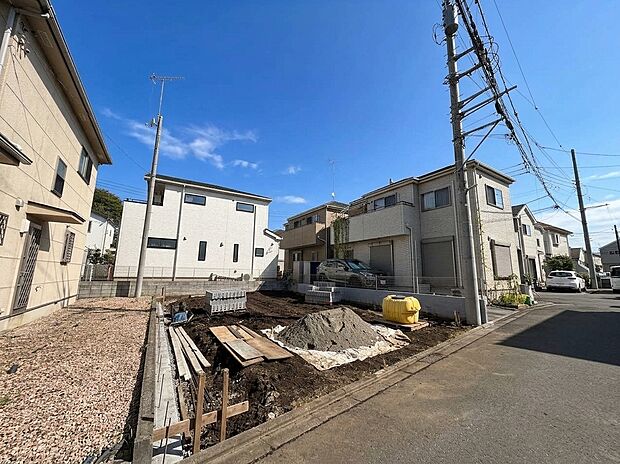 住宅街にある建築中の戸建てと前面道路