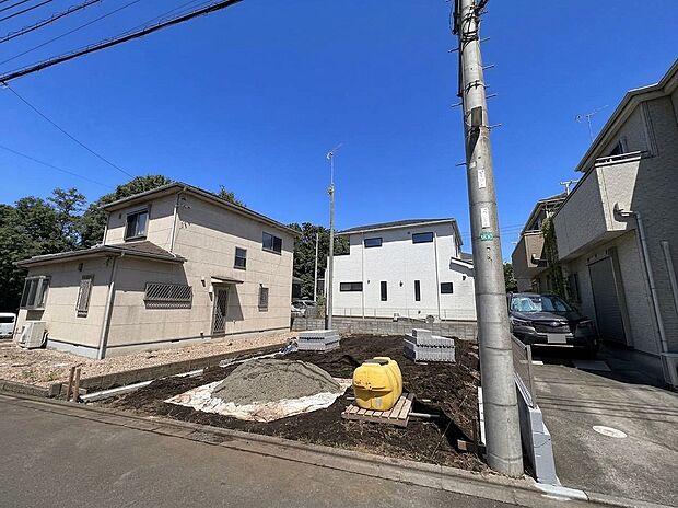 建物と前面道路の様子