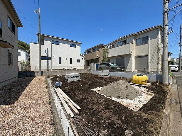 建築中の戸建て住宅と前面道路