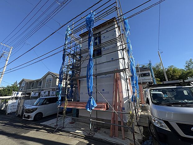 道路沿いに立つ建物の外観