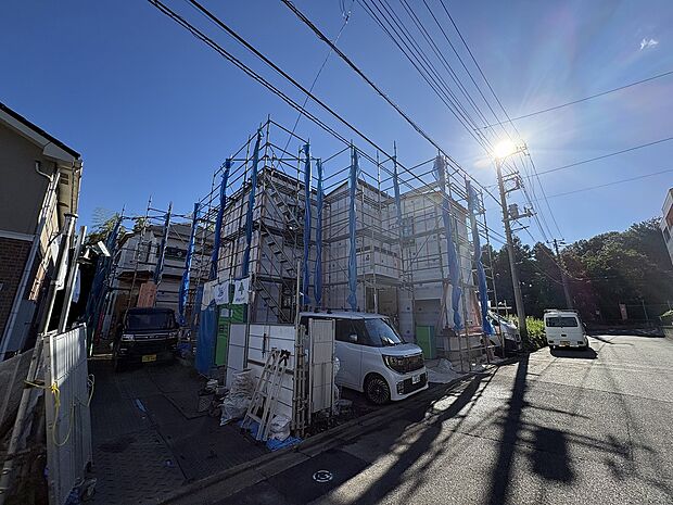 建築中の建物と前面道路の様子