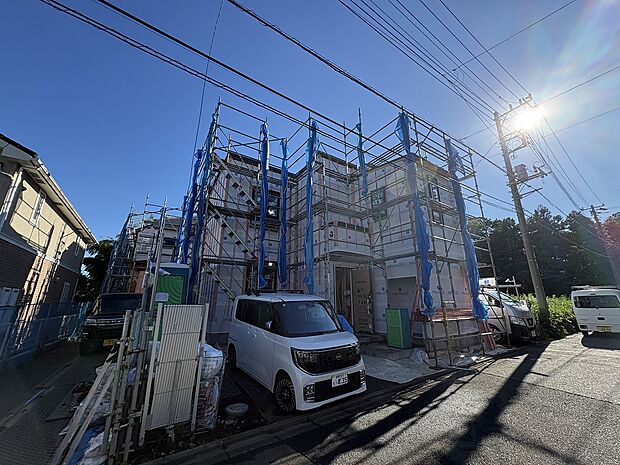 建築中の建物と前面道路の様子