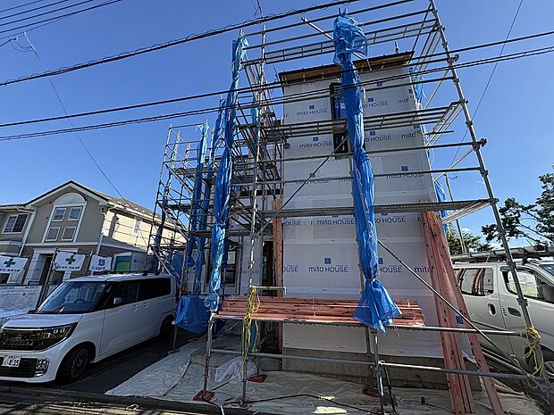 建築中の戸建て住宅と周辺の住宅