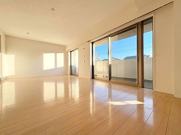 大きな窓のある明るいリビング