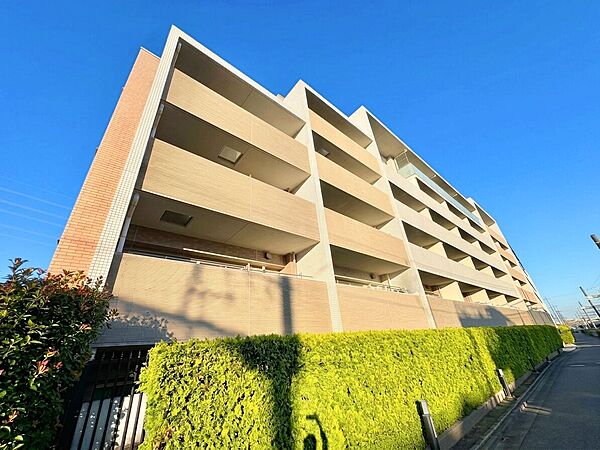 植栽に囲まれた集合住宅の外観