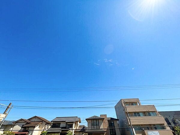 青空の下に見える住宅街の街並み