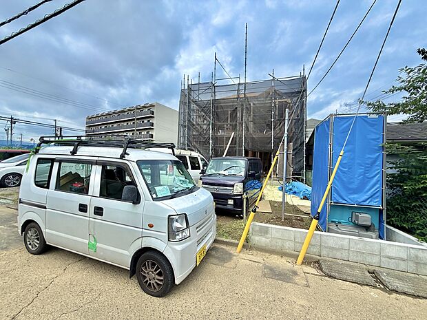 建物前の道路と駐車スペースの様子