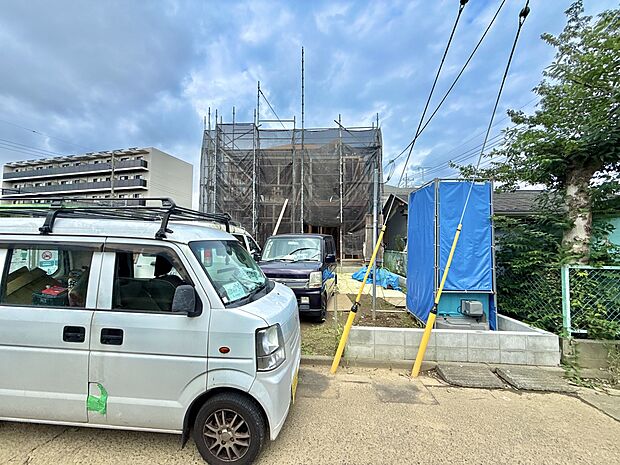 建築中の建物と前面道路の様子