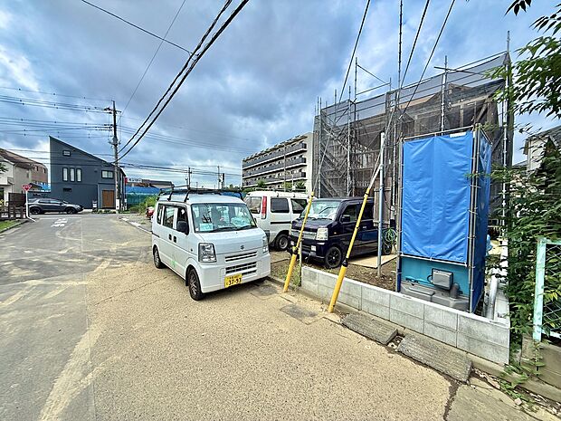 物件周辺の道路と建物の様子