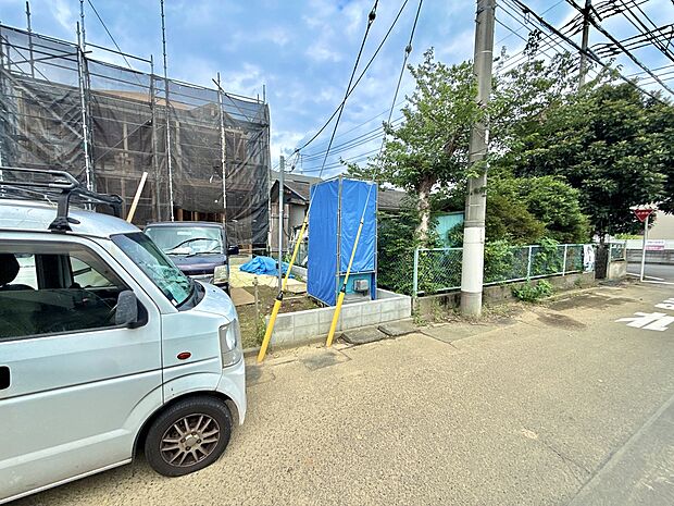 物件前の道路と周辺の街並み