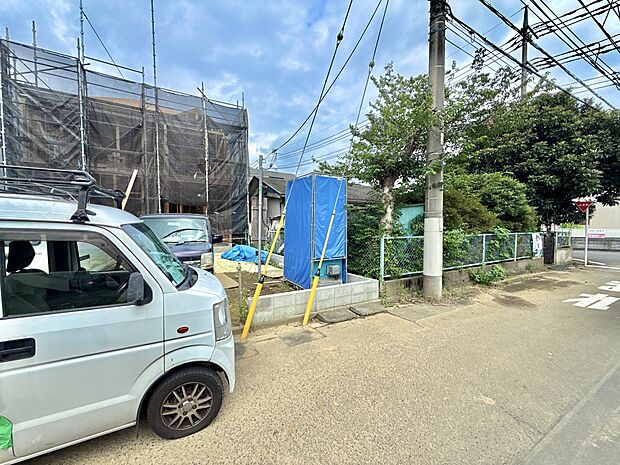 前面道路と周辺の建物・植栽