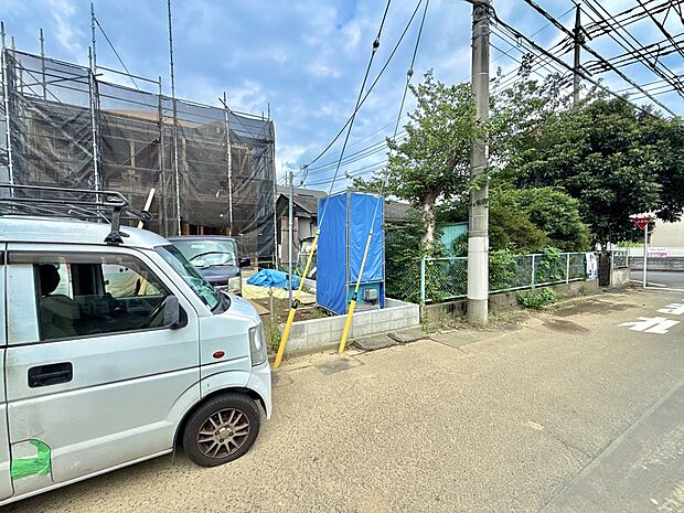 物件周辺の道路と建物外観