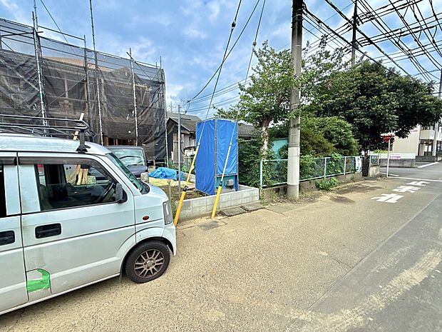 物件周辺の道路と住宅街の様子