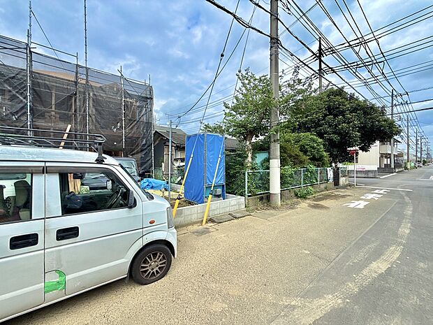 建物周辺の道路と住宅街の様子