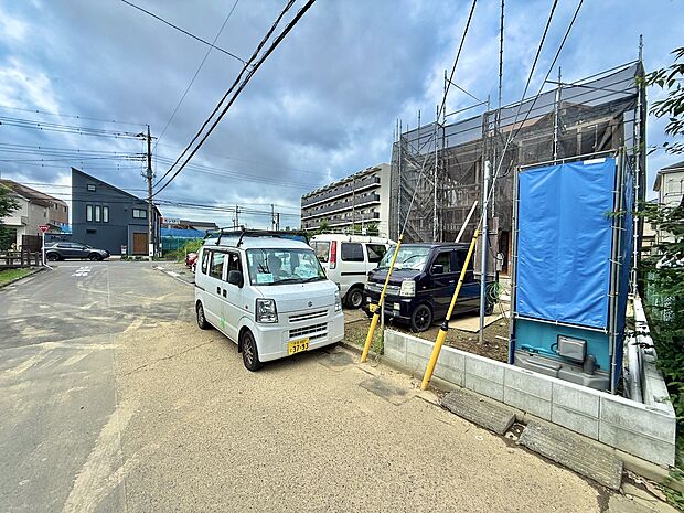 物件周辺の道路と青い囲い、車両の様子