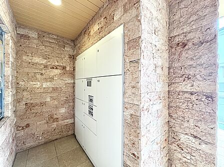 木目調の壁に囲まれた収納扉のある空間