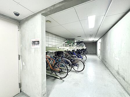 屋内の駐輪スペース
