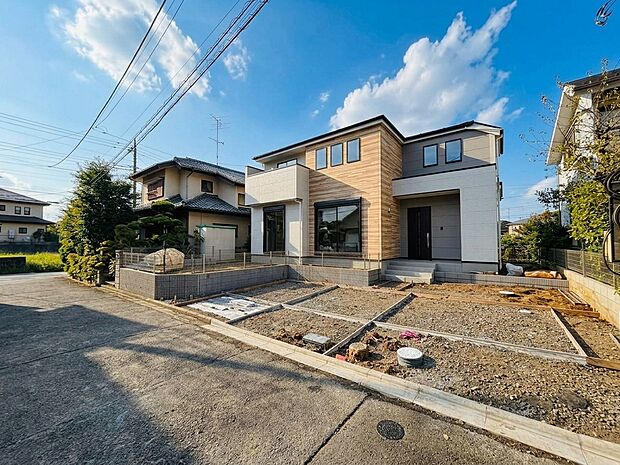 戸建て住宅の外観と前面道路