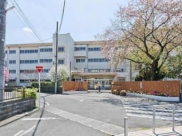 八王子市立元八王子東小学校 距離約410m