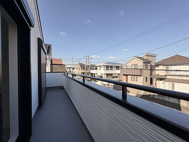 建物に囲まれた細長いバルコニー