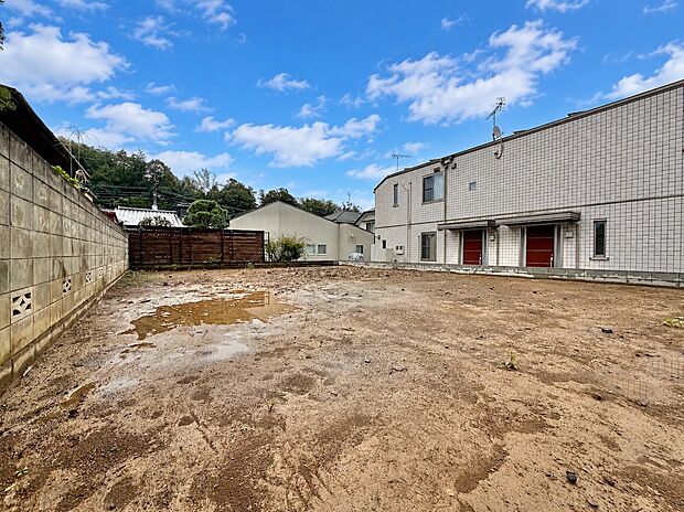 建物に囲まれた土の敷地