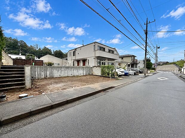 住宅街に面した戸建て外観と前面道路