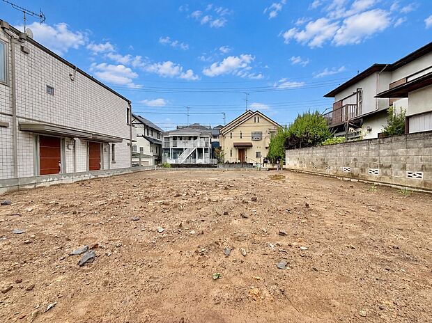 周囲に住宅が建つ、整地前の更地