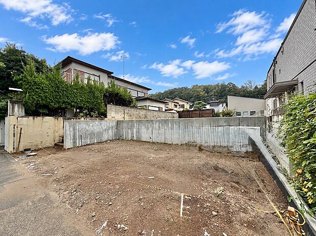 建物に囲まれた更地空が開けた敷地