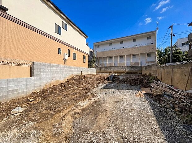 建築中の建物と整地された敷地