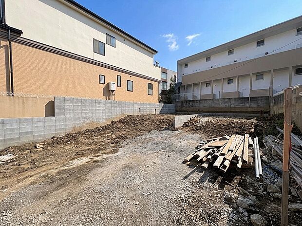 建物に囲まれた未舗装の敷地