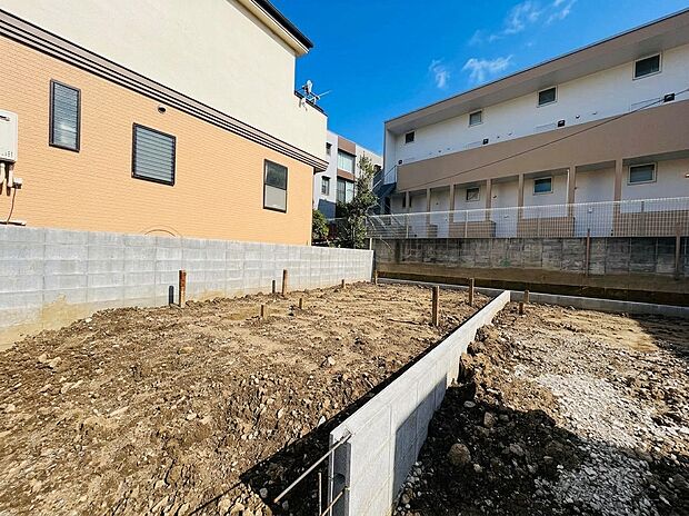 建物に囲まれた土の敷地と通路