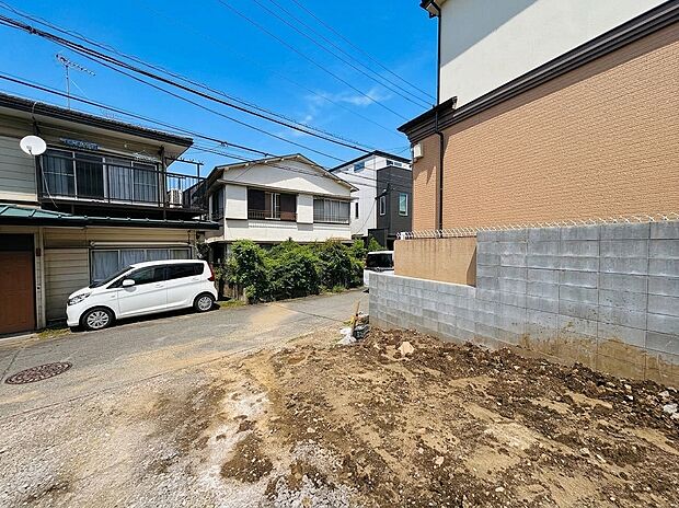 住宅街に面した更地の敷地