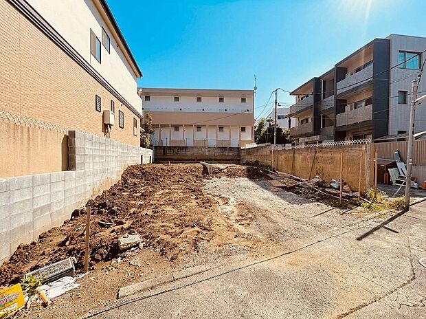 建築中の敷地と周囲の建物